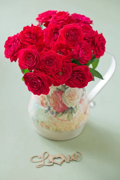 Piękne czerwone róże . — Zdjęcie stockowe