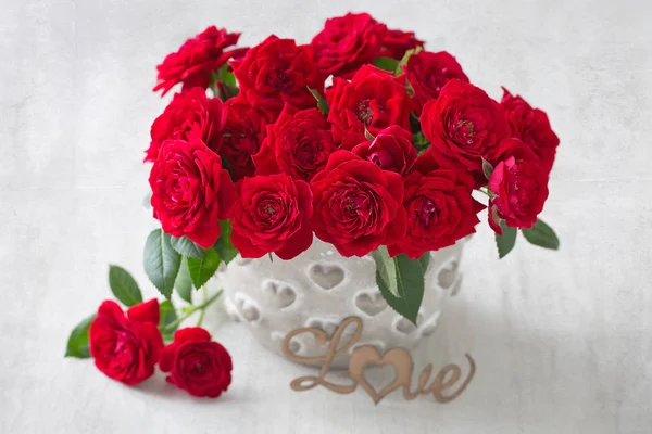 Όμορφα κόκκινα τριαντάφυλλα . — Φωτογραφία Αρχείου