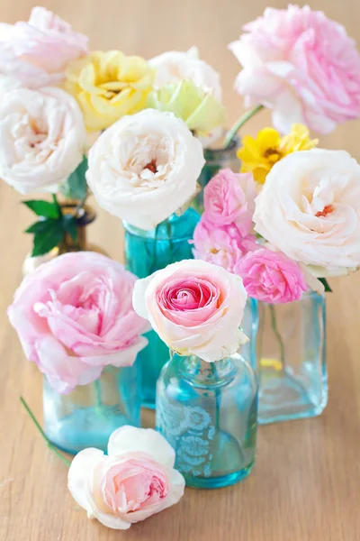 Belas rosas em uma mesa — Fotografia de Stock