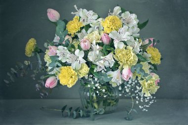 Güzel bir buket çiçek. Çiçekli güzel hala hayat.