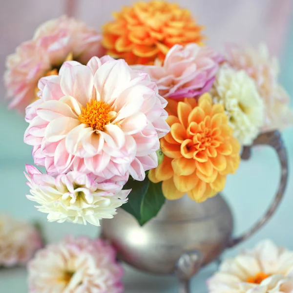 Bellissimo bouquet di dalie gialle e rosa . — Foto Stock
