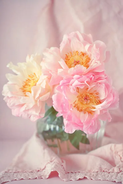 Красивая композиция с розовыми пионами . — стоковое фото