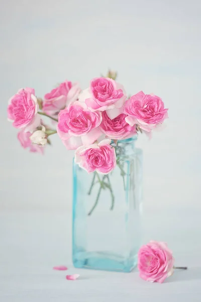 Крупный план цветочной композиции с розовыми розами  . — стоковое фото
