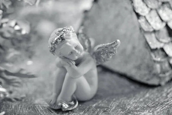 Игрушка-ангел на рождественском фоне  . — стоковое фото