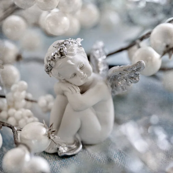 Brinquedo de anjo em um fundo de Natal  . — Fotografia de Stock