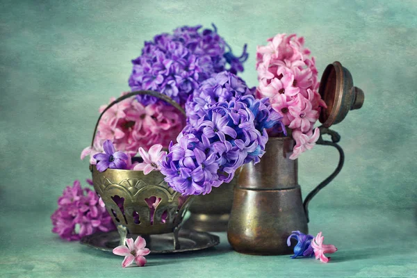 Flores de jacinto en una jarra de cobre — Foto de Stock