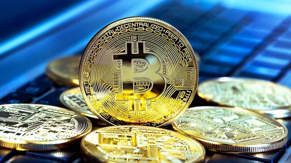 Bitcoins dourados close-up . — Fotografia de Stock
