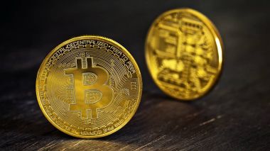 Ahşap bir masa üzerinde altın Bitcoins. Fotoğraf (yeni sanal para ) 