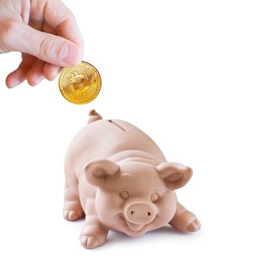 Stüdyo bir adamın el ve kumbara beyaz zemin üzerine altın Bitcoin (sanal para) Bitcoin bir kadeh. Yeni bir sanal para birimi sembolü . 