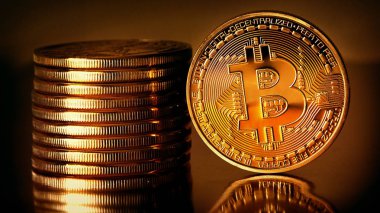 Altın Bitcoins altın arka plan üzerinde. Fotoğraf (sanal para) yeni Kripto formundaki para birimiyle sikkeler. 