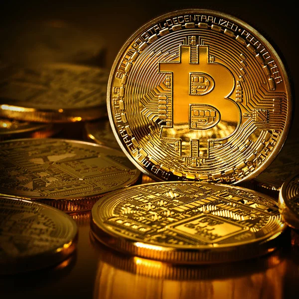 Altın Bitcoins Altın Arka Plan Üzerinde Fotoğraf Sanal Para Yeni — Stok fotoğraf