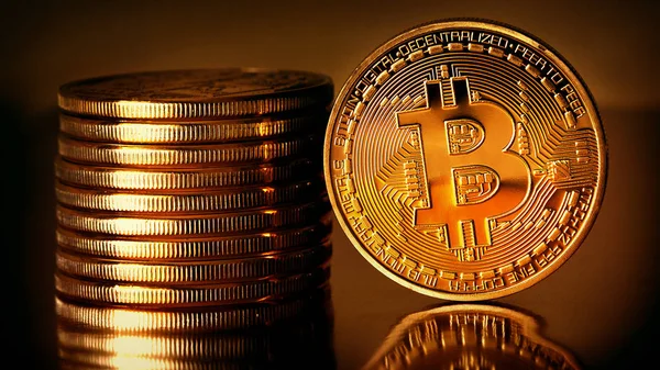 Zlatá Bitcoiny Zlatém Podkladu Foto Nové Virtuální Peníze Nové Šifrovací — Stock fotografie