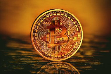 Altın Bitcoins altın arka plan üzerinde. Fotoğraf (sanal para) yeni Kripto formundaki para birimiyle sikkeler. 