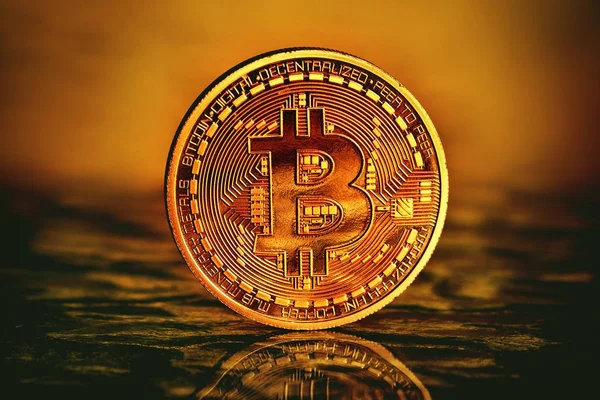 Altın Bitcoins Altın Arka Plan Üzerinde Fotoğraf Sanal Para Yeni — Stok fotoğraf