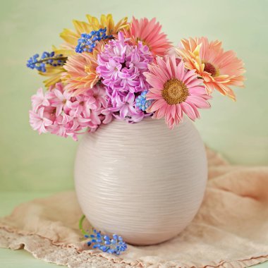 Masadaki vazoda duran bir demet bahar çiçeği. Bir demet güzel çiçek . 