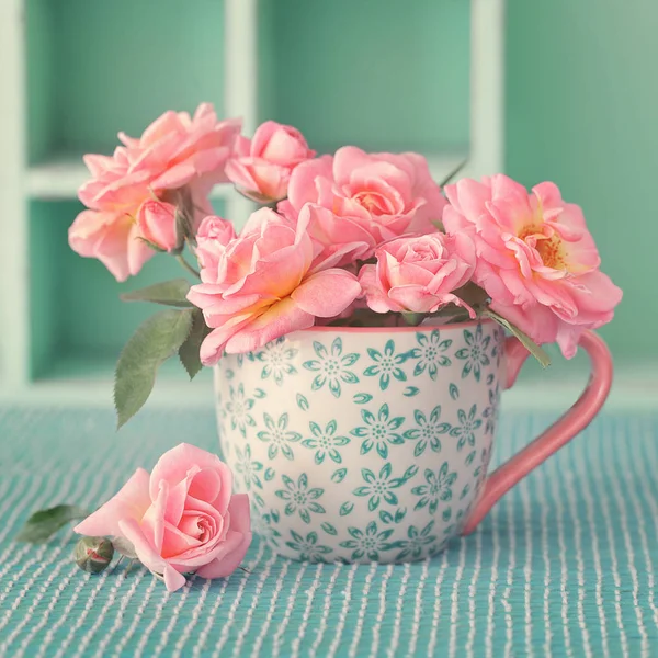 Belas Rosas Frescas Uma Xícara Porcelana Fundo Verde — Fotografia de Stock