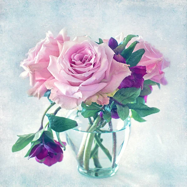Pembe Bir Gül Ile Yakın Çekim Çiçek Kompozisyon Bir Masada — Stok fotoğraf