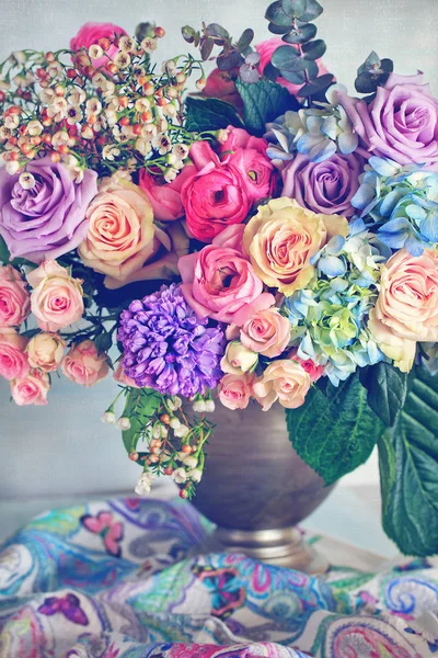 Beautiful Bouquet Spring Flowers Vase Table Lovely Bunch Flowers — Stock Photo, Image