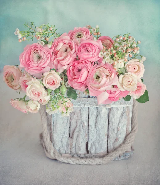 Composición Floral Primer Plano Con Flores Rosas Ranunculus Hermoso Ramo — Foto de Stock