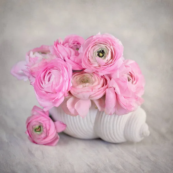 Närbild Blommig Komposition Med Rosa Ranunculus Blommor Vas Med Skalformad — Stockfoto