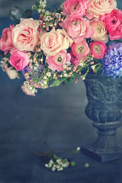 花の美しい束は テーブルの上に花瓶の春の花の美しい花束 — ストック写真