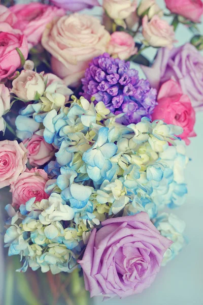 Piękny Bukiet Wiosennych Kwiatów Wazonie Stole Piękny Bukiet Kwiatów — Zdjęcie stockowe