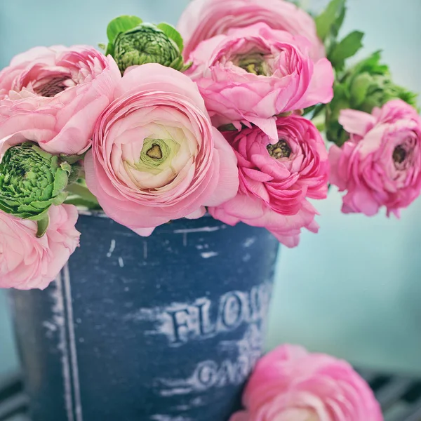 Composición Floral Primer Plano Con Flores Rosas Ranunculus Jarrón Hermoso —  Fotos de Stock