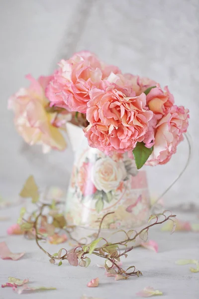 Красивые Розы Кувшине Столе — стоковое фото