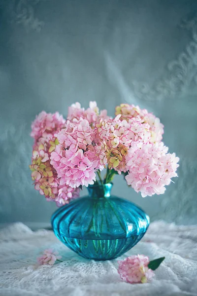 Mooie Roze Hydrangea Bloemen Een Vaas Vintage Stijl Grunge Achtergrond — Stockfoto