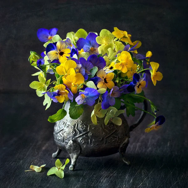 スミレ木製のテーブルの上に花瓶に花 花のある静物 — ストック写真