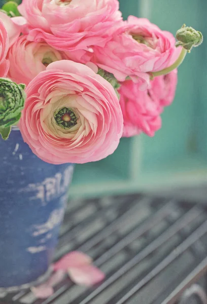 Close Bloemcompositie Met Een Roze Ranunculus Bloemen Een Vaas Mooi — Stockfoto