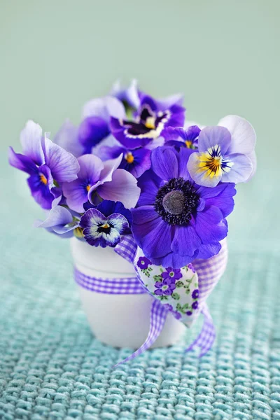 Close Van Mooie Gevoelige Violette Bloemen Een Vaas Versierd Met — Stockfoto