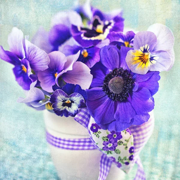 Lindas Flores Violetas Delicadas Close Vaso Decorado Com Coração Flores — Fotografia de Stock