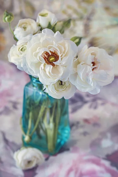 Bílý Rununculus Krásná Kytice Jarních Květin Váze Stole Krásná Parta Stock Snímky