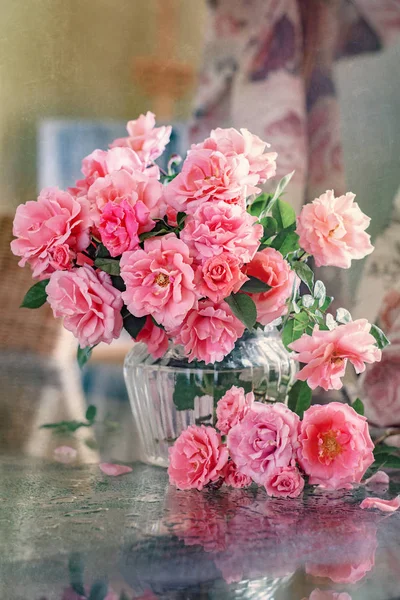 テーブルの上のガラスの花瓶に庭から繊細な美しいピンクのバラ 素敵な花の束 — ストック写真
