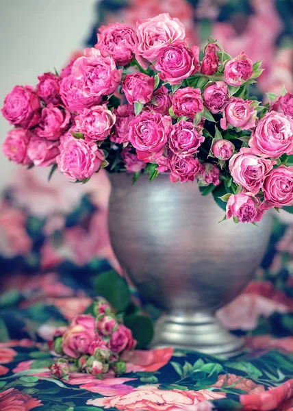 Buquê Brilhante Uma Bela Rosa Chá Vaso Mesa Bando Flores — Fotografia de Stock