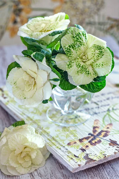 Όμορφο Μπουκέτο Λουλούδια Από Την Άνοιξη Ένα Βάζο Στο Τραπέζι — Φωτογραφία Αρχείου