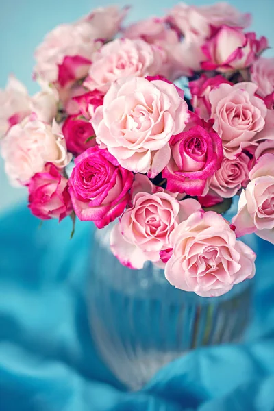 Jasná Kytice Krásných Čajových Růží Váze Stole Krásná Hromada Květin Royalty Free Stock Fotografie