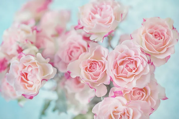 Close Bloemcompositie Met Een Roze Rozen Veel Mooie Frisse Roze — Stockfoto