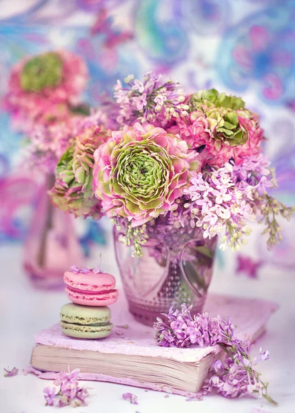 Masadaki Vazoda Duran Bir Demet Bahar Çiçeği Bir Demet Güzel — Stok fotoğraf