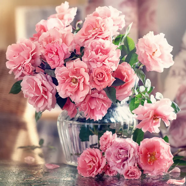 Beautiful Fresh Roses Table Close Floral Composition Pink Flowers — Stock Photo, Image