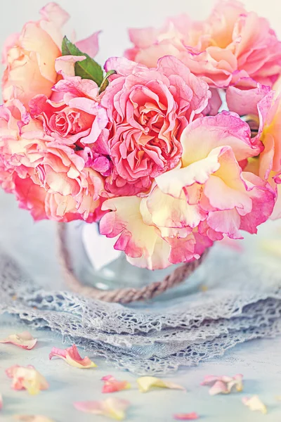 Gros Plan Composition Florale Avec Des Roses Roses Beaucoup Belles — Photo