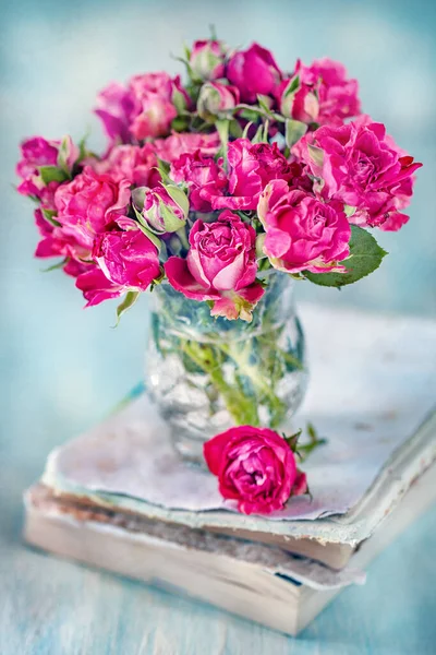 Piękne Świeże Róże Stole Close Kompozycja Kwiatowa Różowymi Kwiatami — Zdjęcie stockowe