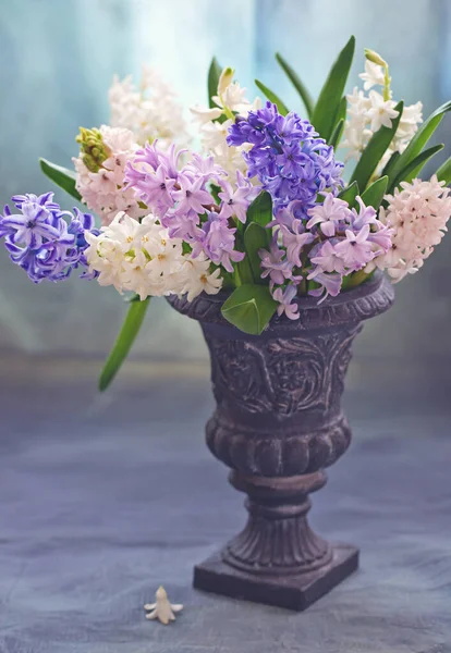 Buchet Frumos Flori Primăvară Într Vază Masă Minunat Buchet Flori — Fotografie, imagine de stoc