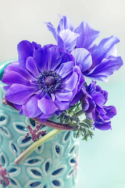 テーブルの上に花瓶に春のイソギンチャクの花の美しい花束 素敵な花の束 — ストック写真
