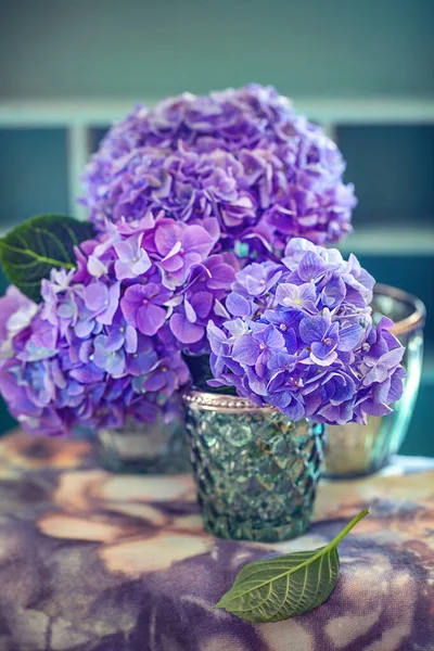 Vackra Lila Hortensia Blommor Vas Ett Bord — Stockfoto