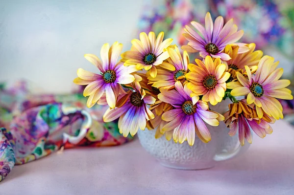 Hermoso Ramo Flores Primavera Jarrón Sobre Mesa Precioso Ramo Flores — Foto de Stock