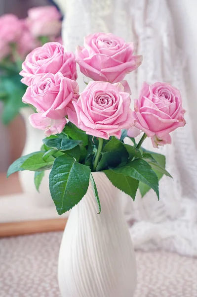 Frische Rosa Rosen Einer Keramikvase Auf Dem Tisch Nahaufnahme Florale — Stockfoto