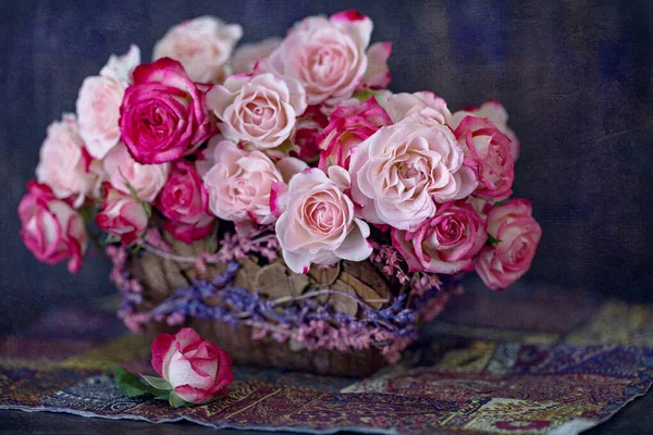 桌上美丽的新鲜玫瑰 带有粉红花朵的特写花卉构图 结构背景 — 图库照片