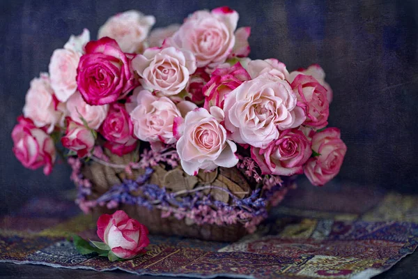 Vackra Färska Rosor Ett Bord Närbild Blommig Komposition Med Rosa — Stockfoto